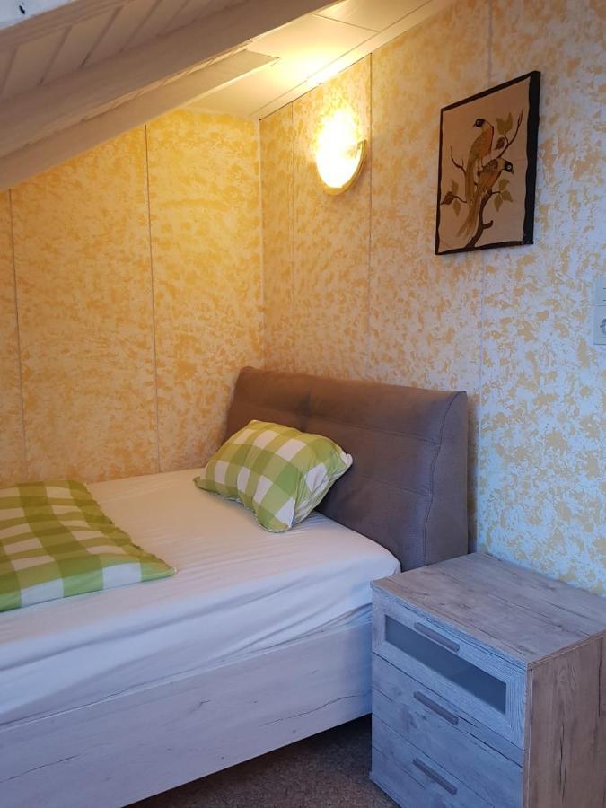 Sonnige Ruhige Dachzimmer Inkl Wifi Plus Kaffee Mit Wg Dusche Und Neuer Kueche レラハ エクステリア 写真