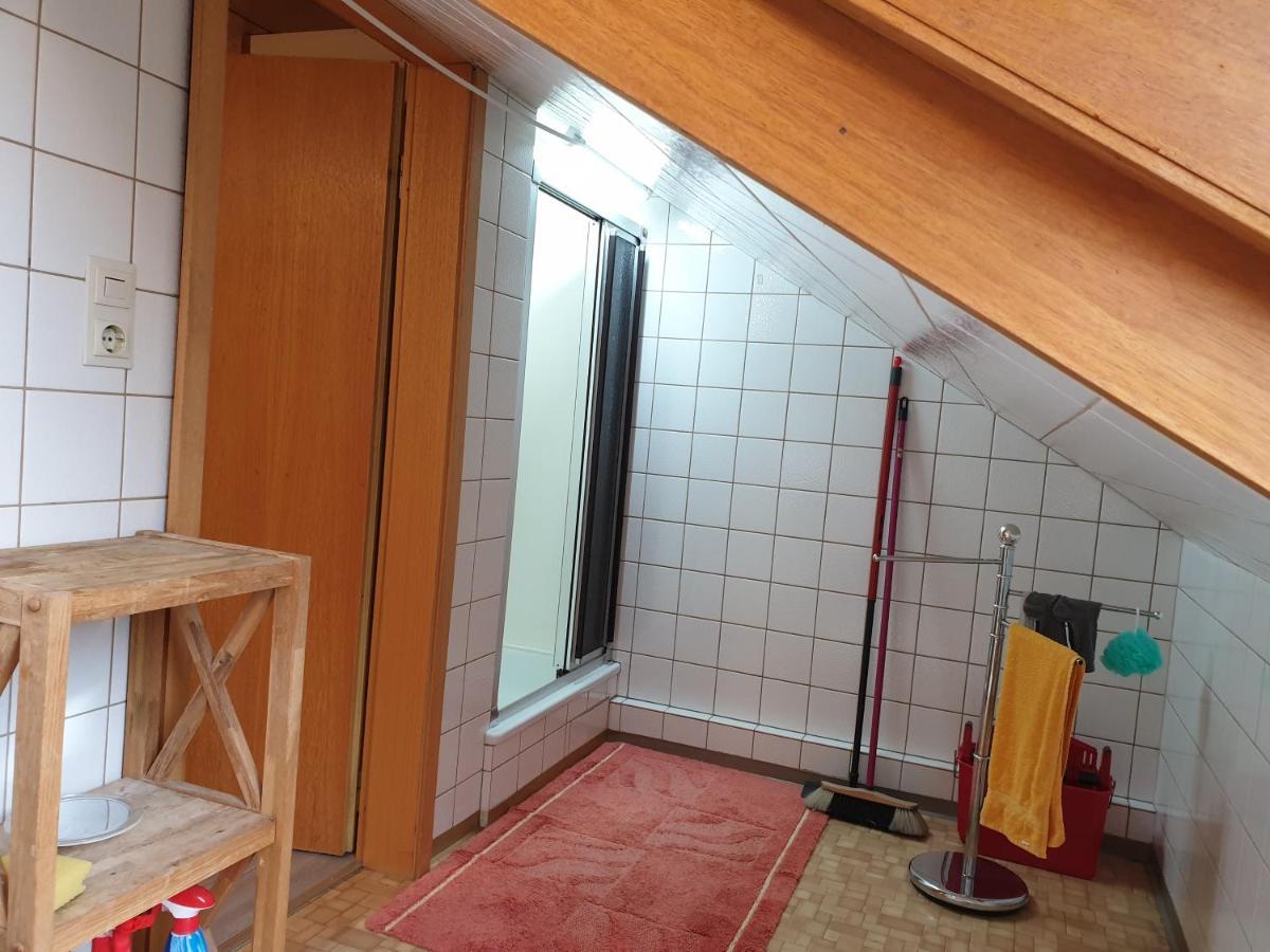 Sonnige Ruhige Dachzimmer Inkl Wifi Plus Kaffee Mit Wg Dusche Und Neuer Kueche レラハ エクステリア 写真