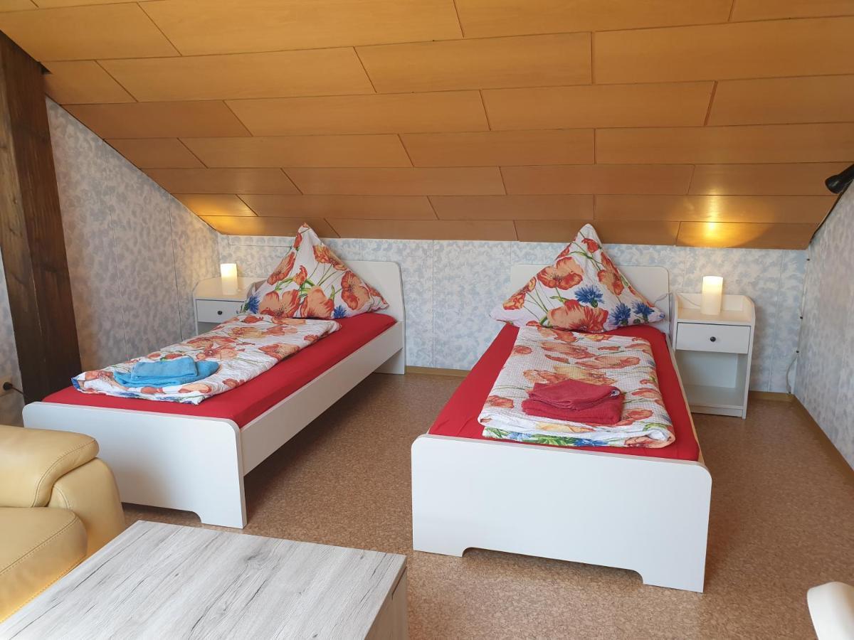 Sonnige Ruhige Dachzimmer Inkl Wifi Plus Kaffee Mit Wg Dusche Und Neuer Kueche レラハ エクステリア 写真