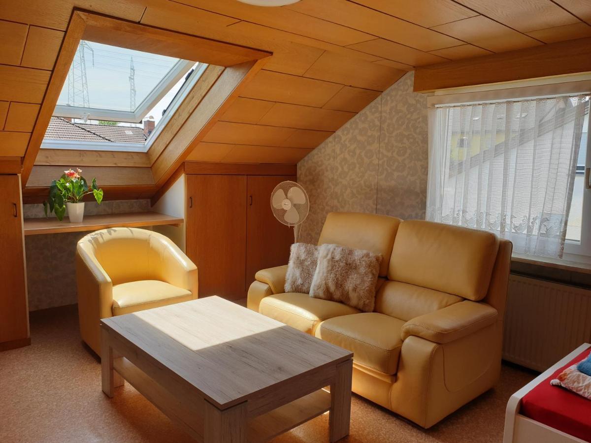 Sonnige Ruhige Dachzimmer Inkl Wifi Plus Kaffee Mit Wg Dusche Und Neuer Kueche レラハ エクステリア 写真