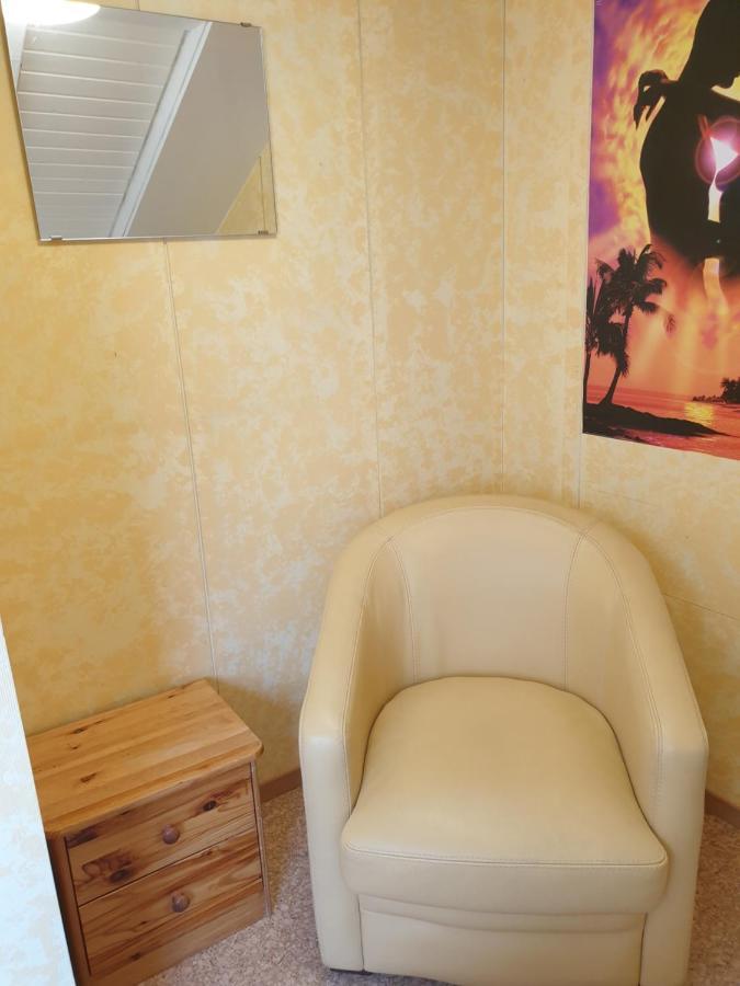 Sonnige Ruhige Dachzimmer Inkl Wifi Plus Kaffee Mit Wg Dusche Und Neuer Kueche レラハ エクステリア 写真