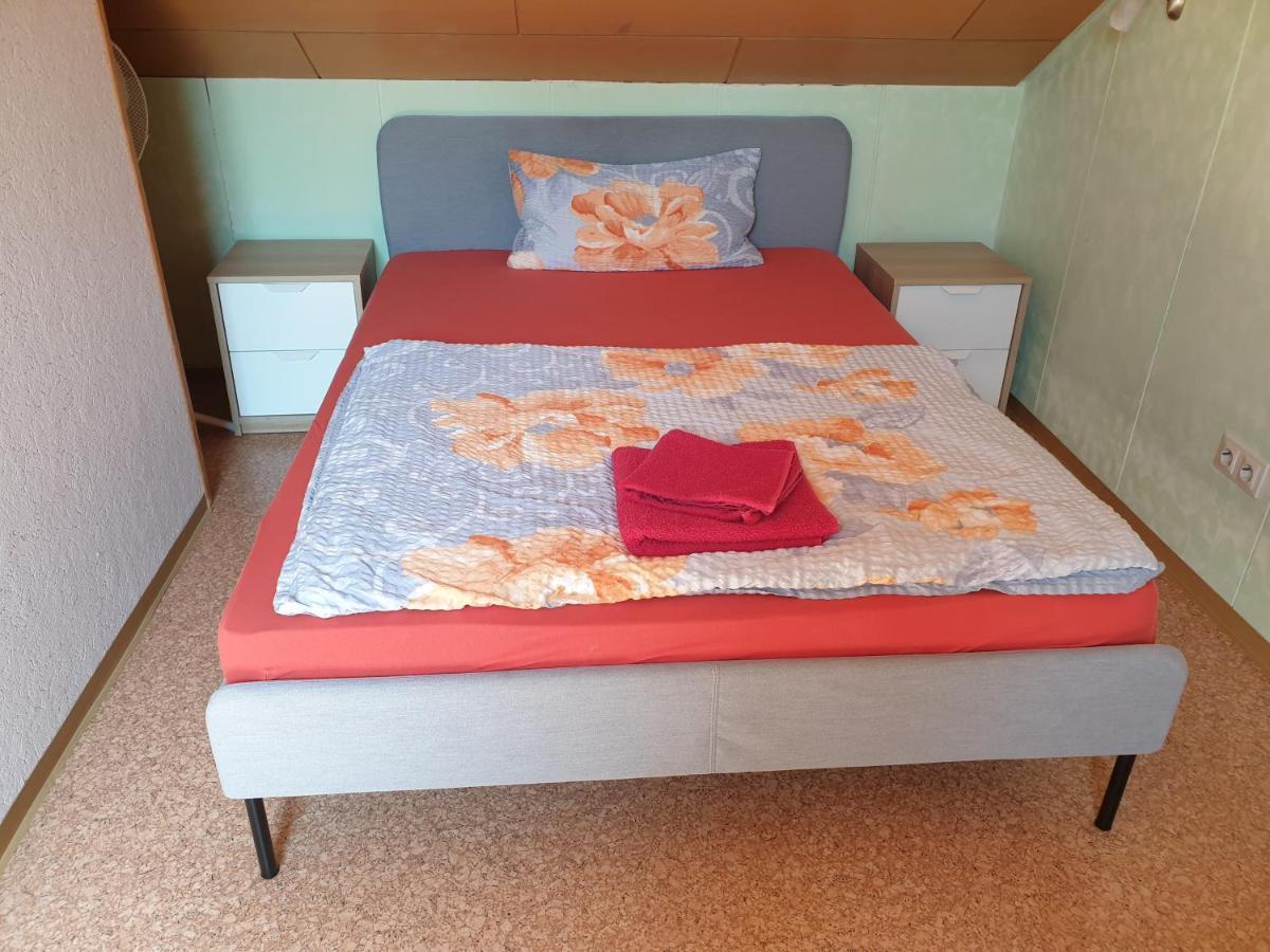 Sonnige Ruhige Dachzimmer Inkl Wifi Plus Kaffee Mit Wg Dusche Und Neuer Kueche レラハ エクステリア 写真